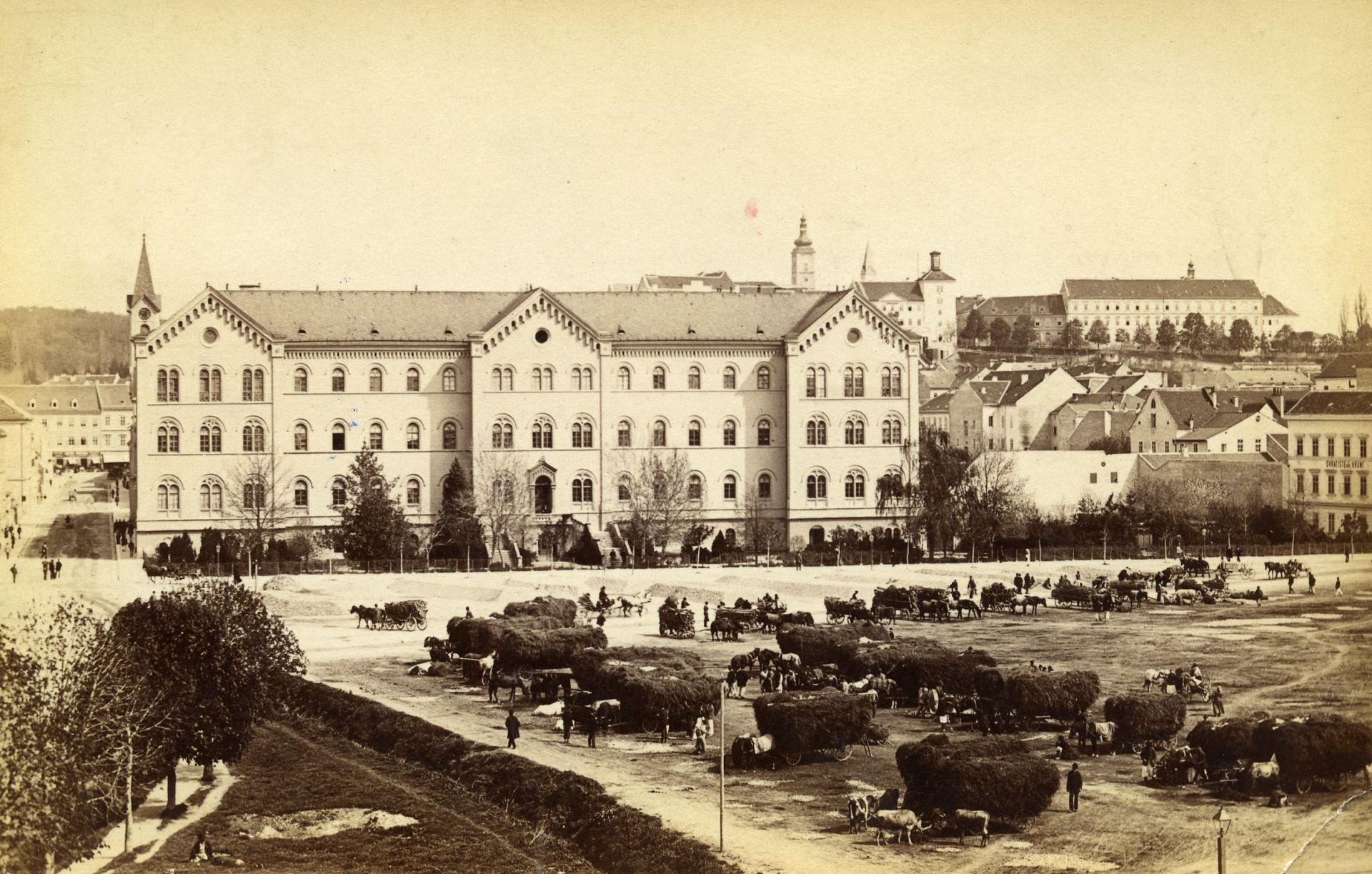 Sveučilišni trg (današnji Trg Republike Hrvatske) 1890. godine. Sajmište